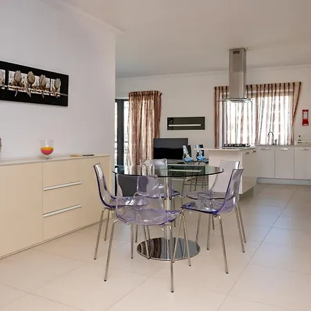 Bay View Apartment *